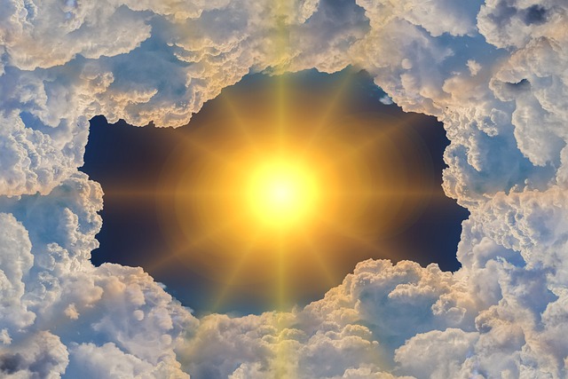 soleil-jaune-rayonnant-entouré-de-nuages-blancs