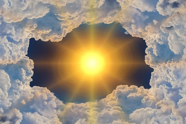 choisir sa crème solaire soleil qui brille entouré de nuages blancs